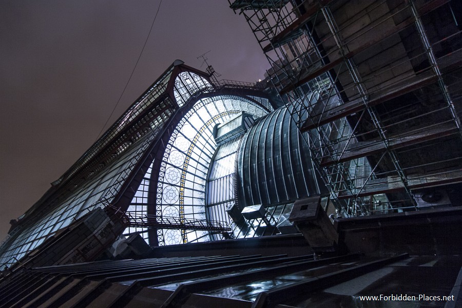 Rooftops Around The World - (c) Forbidden Places - Sylvain Margaine - 1- Welcome. The Main Station.