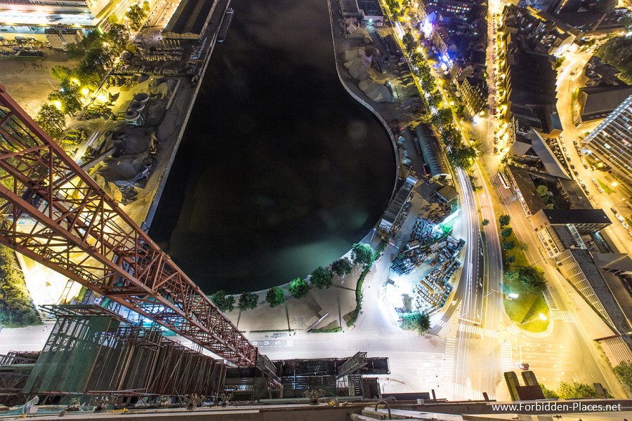 Rooftops Around The World - (c) Forbidden Places - Sylvain Margaine - 3- Vertigo on the canal.