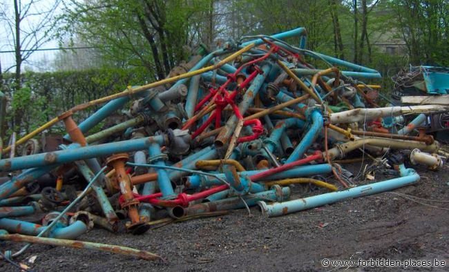 Intervapeur Verviers - (c) Forbidden Places - Sylvain Margaine - Colorful pipes