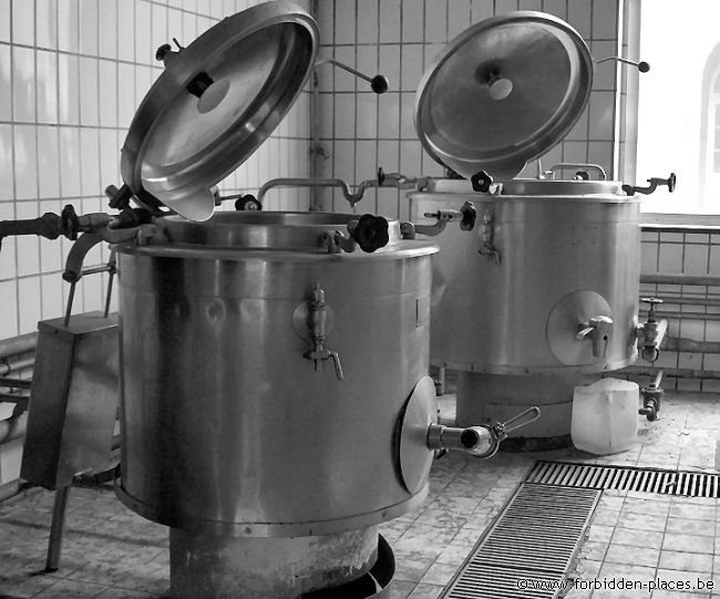 Verviers barracks - (c) Forbidden Places - Sylvain Margaine - Inside the kitchen