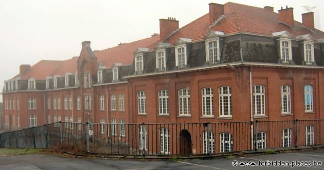 Caserne de Verviers - (c) Forbidden Places - Sylvain Margaine - Dehors, sous la pluie