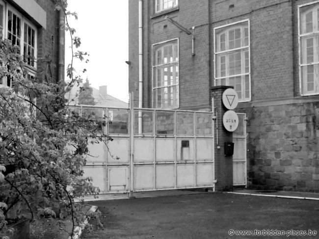 Verviers barracks - (c) Forbidden Places - Sylvain Margaine - The entry. Not that easy to climb