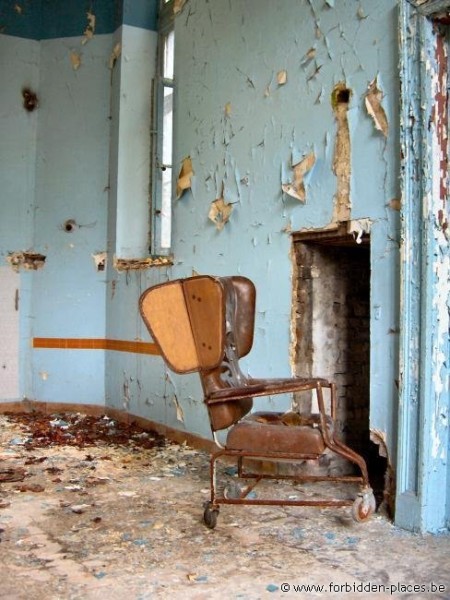 Le Valdor hospital - (c) Forbidden Places - Sylvain Margaine - Old wheelchair