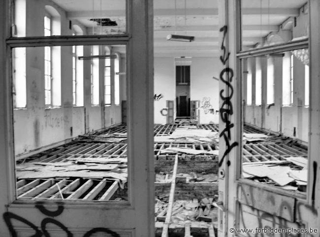 Le Valdor hospital - (c) Forbidden Places - Sylvain Margaine - Wooden floor has been stolen