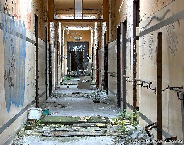Hospital Le Valdor - (c) Forbidden Places - Sylvain Margaine - A corridor