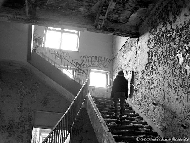 Le Valdor hospital - (c) Forbidden Places - Sylvain Margaine - Falling banister