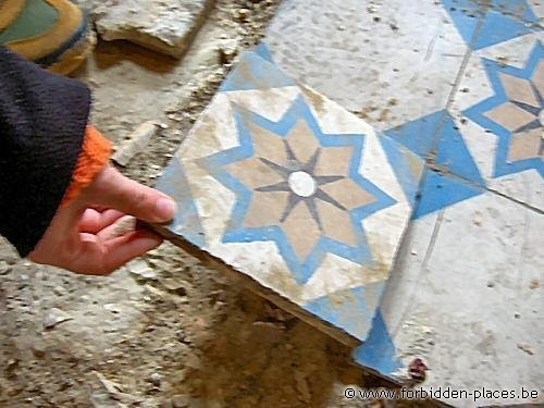 Le Valdor hospital - (c) Forbidden Places - Sylvain Margaine - Tiled floor? Help yourself!