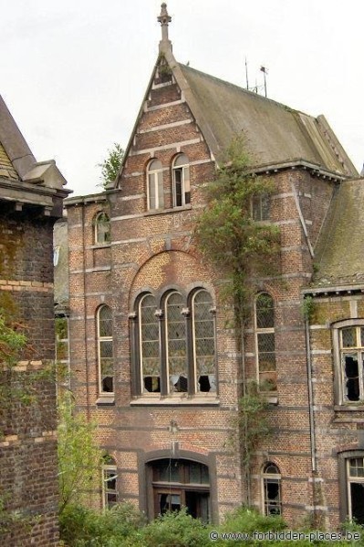 Le Valdor hospital - (c) Forbidden Places - Sylvain Margaine - Chapel, backside view