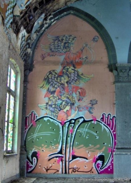 Le Valdor hospital - (c) Forbidden Places - Sylvain Margaine - A fresco and... a tag!