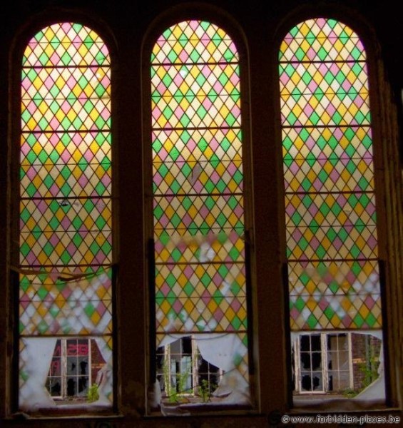 Hospital Le Valdor - (c) Forbidden Places - Sylvain Margaine - Triple stained glass windows