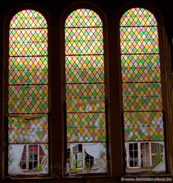 Le Valdor hospital - (c) Forbidden Places - Sylvain Margaine - Triple stained glass windows