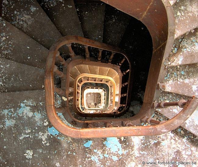 Hospital Le Valdor - (c) Forbidden Places - Sylvain Margaine - Spiral staircase