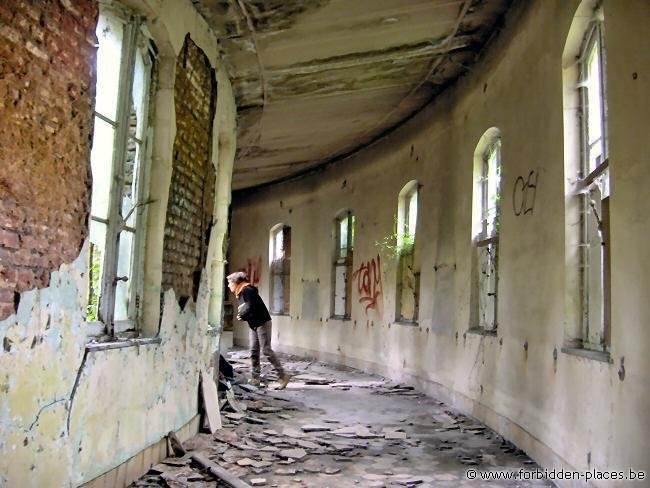 Hôpital Le Valdor - (c) Forbidden Places - Sylvain Margaine - Le couloir penché