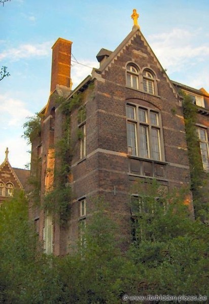 Le Valdor hospital - (c) Forbidden Places - Sylvain Margaine - One aisle of the buildings