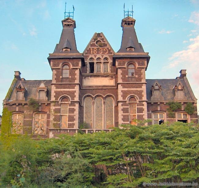 Le Valdor hospital - (c) Forbidden Places - Sylvain Margaine - Main façade