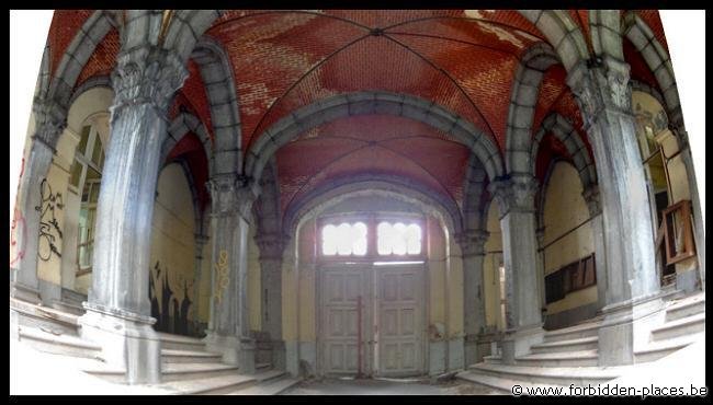Le Valdor hospital - (c) Forbidden Places - Sylvain Margaine - Main entrance hall