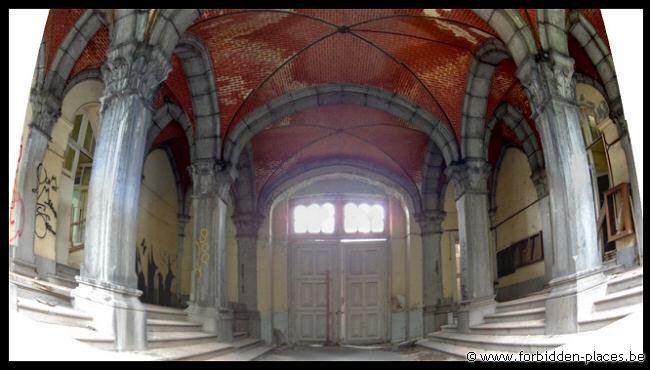 Hospital Le Valdor - (c) Forbidden Places - Sylvain Margaine - Main entrance hall