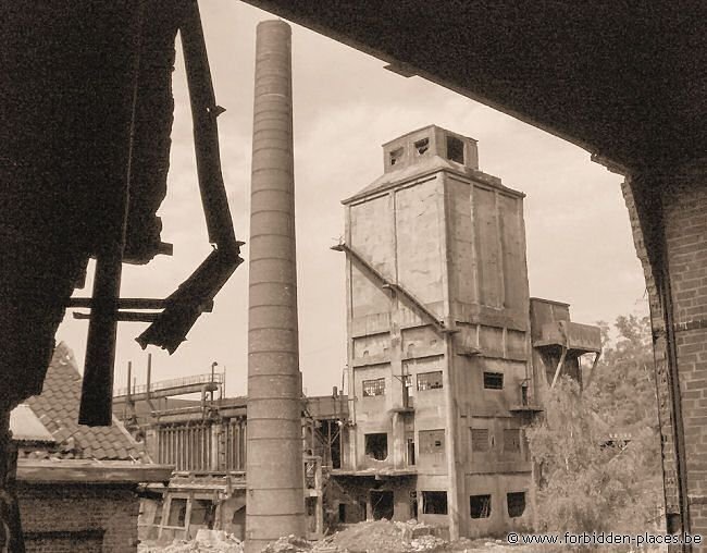 Anderlues coking plant - (c) Forbidden Places - Sylvain Margaine - Chimney and coke furnace