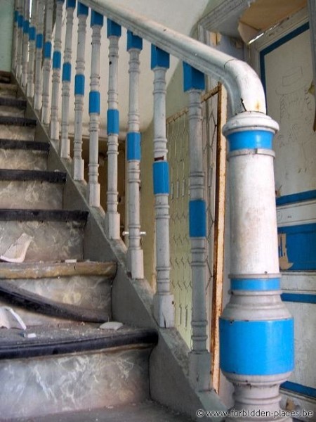 Hôpital militaire d'Ostende - (c) Forbidden Places - Sylvain Margaine - Escalier coloré