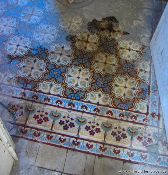 Oostende military hospital - (c) Forbidden Places - Sylvain Margaine - Nice tiled floor