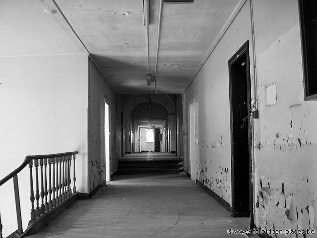 Hospital militar de Ostende - (c) Forbidden Places - Sylvain Margaine - One of the numerous long corridors