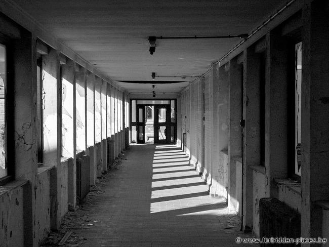 Oostende military hospital - (c) Forbidden Places - Sylvain Margaine - Corridor between 2 buildings