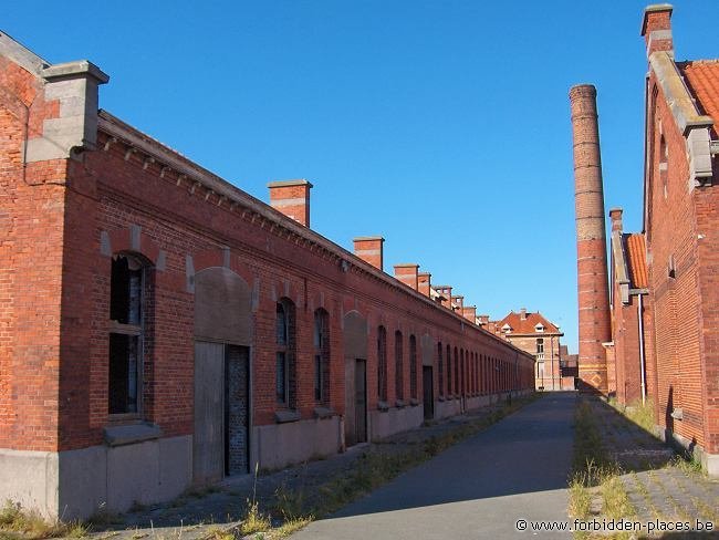 Oostende military hospital - (c) Forbidden Places - Sylvain Margaine - Sunny day! On the left: kitchen and laundry