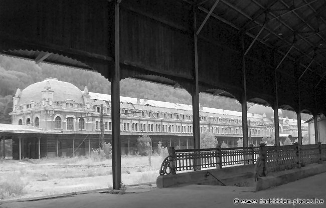 Estación de Canfranc - (c) Forbidden Places - Sylvain Margaine - View of the station from the next pier.