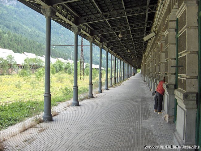 Gare de Canfranc - (c) Forbidden Places - Sylvain Margaine - Charlotte cherchant une entrée sur le quai démesuré