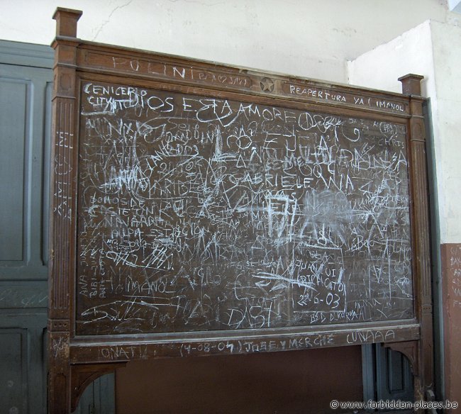 Canfranc railway station - (c) Forbidden Places - Sylvain Margaine - Nice messages board