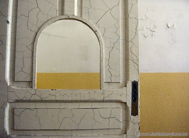 Estación de Canfranc - (c) Forbidden Places - Sylvain Margaine - Nice door!
