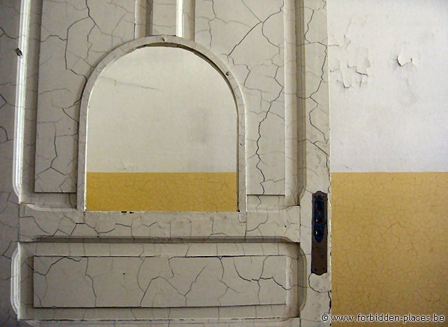 Canfranc railway station - (c) Forbidden Places - Sylvain Margaine - Nice door!