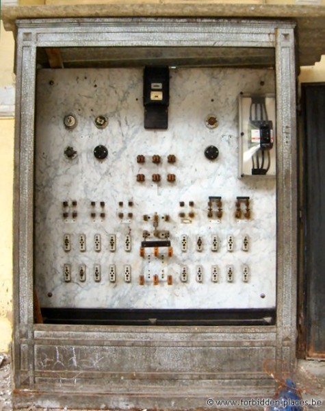 Canfranc railway station - (c) Forbidden Places - Sylvain Margaine - Passengers hall: white marble electric board