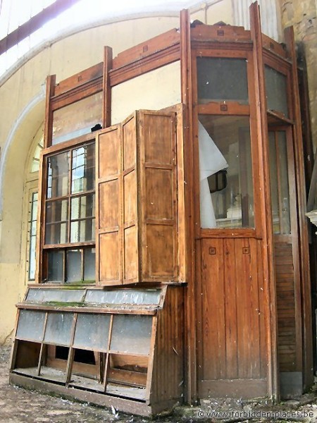 Canfranc railway station - (c) Forbidden Places - Sylvain Margaine - Sandwiches booth?