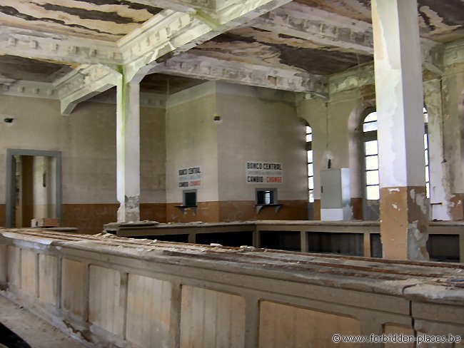 Canfranc railway station - (c) Forbidden Places - Sylvain Margaine - Attempt of advertising