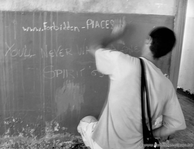 Gare de Canfranc - (c) Forbidden Places - Sylvain Margaine - Tentative d'écriture au plâtre