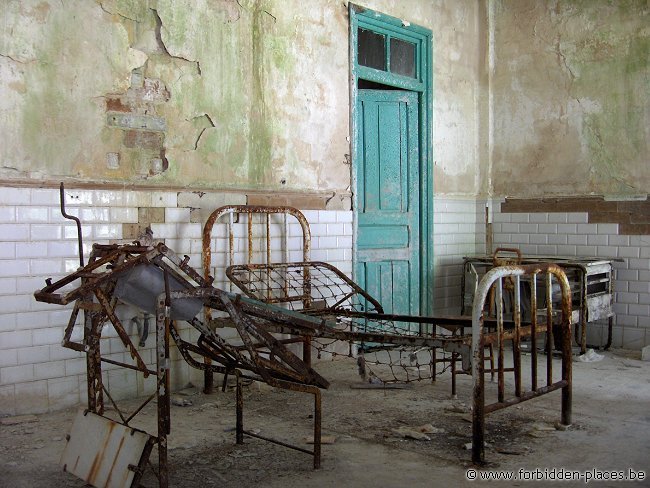 Gare de Canfranc - (c) Forbidden Places - Sylvain Margaine - L'infirmerie avec objet de torture non identifié au premier plan