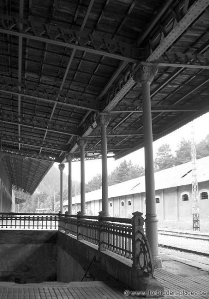 Gare de Canfranc - (c) Forbidden Places - Sylvain Margaine - Un quai