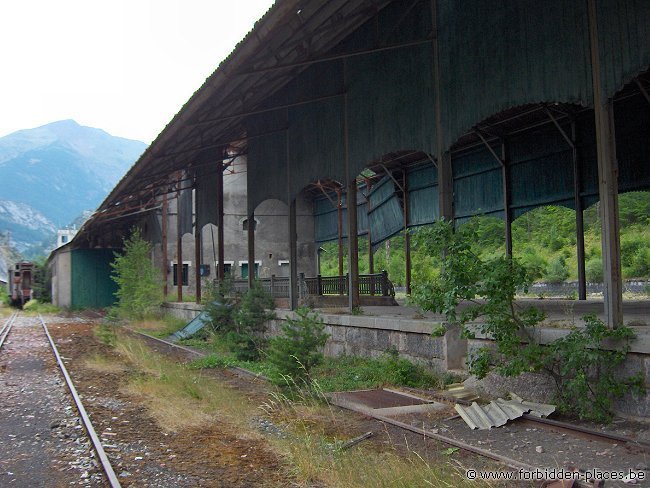 Gare de Canfranc - (c) Forbidden Places - Sylvain Margaine - Un autre quai délabré