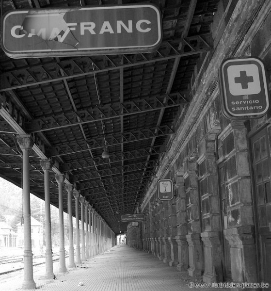 Canfranc railway station - (c) Forbidden Places - Sylvain Margaine - The vestibule...