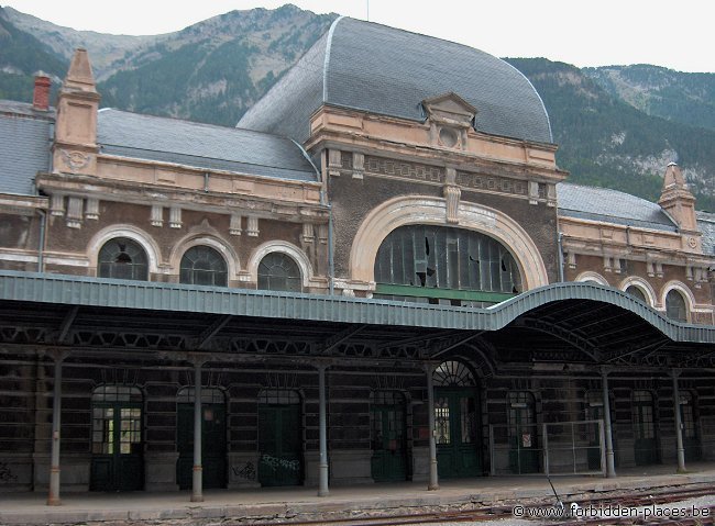 Canfranc railway station - (c) Forbidden Places - Sylvain Margaine - Change desk