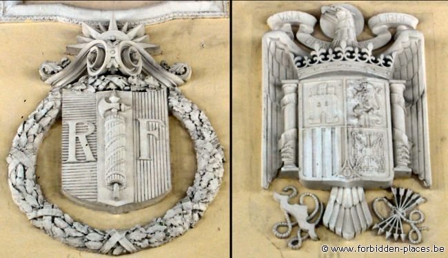 Estación de Canfranc - (c) Forbidden Places - Sylvain Margaine - French and Spanish emblems are facing each other in the main hall