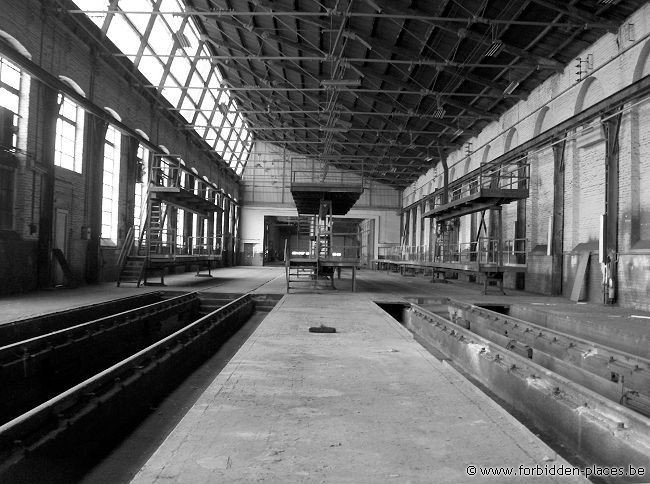 Arsenal de Pont-à-Celles - (c) Forbidden Places - Sylvain Margaine - Vue sur les voies de réparation