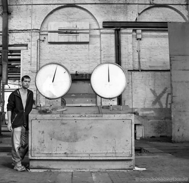 Arsenal de Pont-à-Celles - (c) Forbidden Places - Sylvain Margaine - Weighing station for trains.