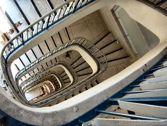 Hôpital civil de Charleroi - (c) Forbidden Places - Sylvain Margaine - Des couloirs...