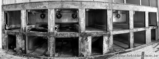 Hospital civil de Charleroi - (c) Forbidden Places - Sylvain Margaine - Your very last room. But still equiped with aircon and neon lights!