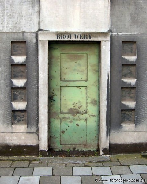 Stella-Artois abandoned brewery - (c) Forbidden Places - Sylvain Margaine - The former entry... locked down!