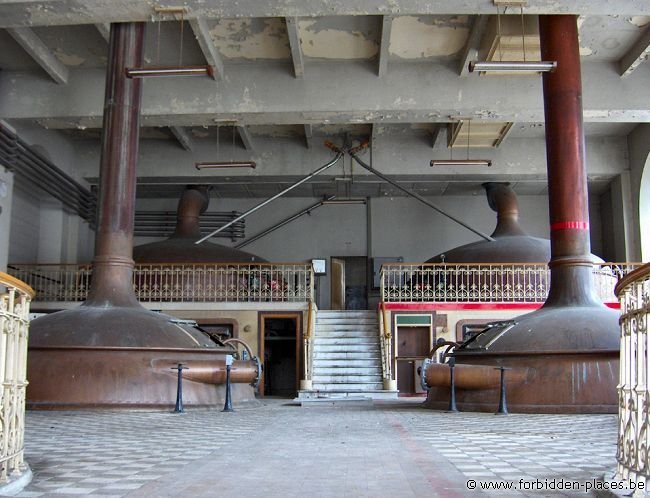 Stella-Artois abandoned brewery - (c) Forbidden Places - Sylvain Margaine - The main room, copper paradise