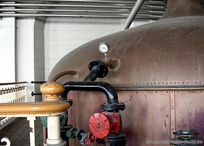 Stella-Artois abandoned brewery - (c) Forbidden Places - Sylvain Margaine - Colorful pipes