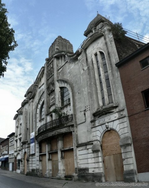 Le Cinéma-théâtre Varia - (c) Forbidden Places - Sylvain Margaine - Vue extèrieure